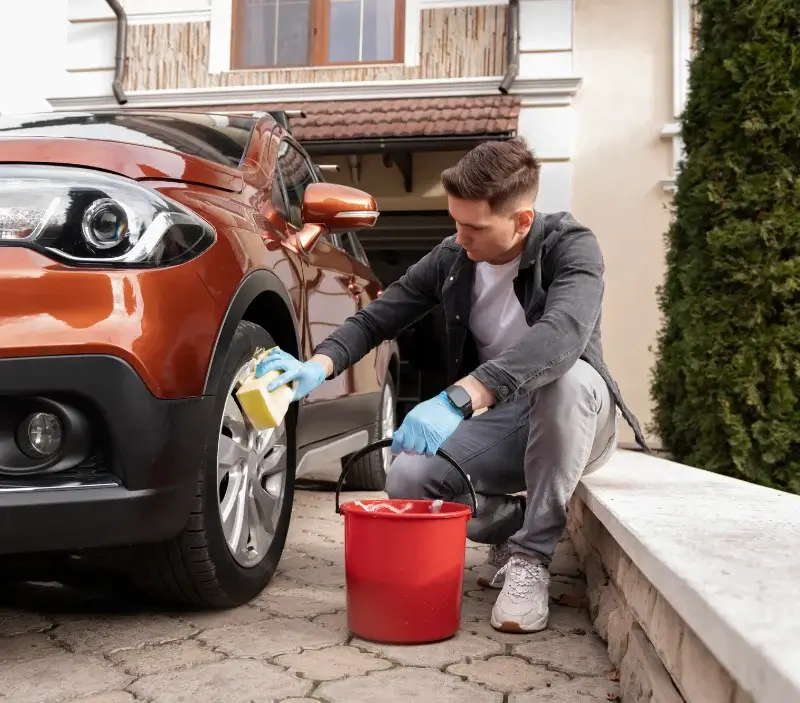 Lavage auto à domicile Vidaillat : professionnel intervenant sur un véhicule